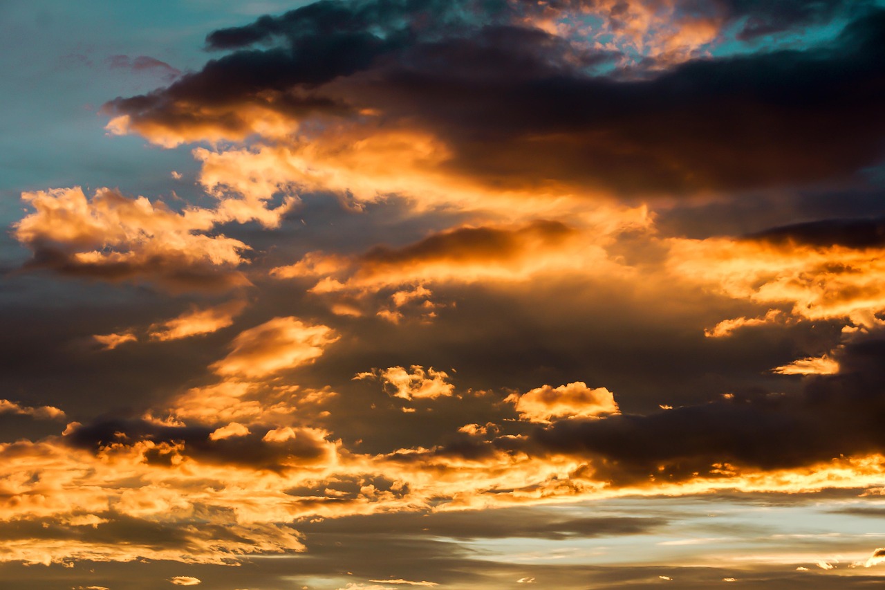 Les 10 plus beaux couchers de soleil à deux dans les Cyclades découvrez des couchers de soleil à couper le souffle, où les couleurs chaudes embrasent l'horizon pour des moments de beauté et de sérénité inoubliables.
