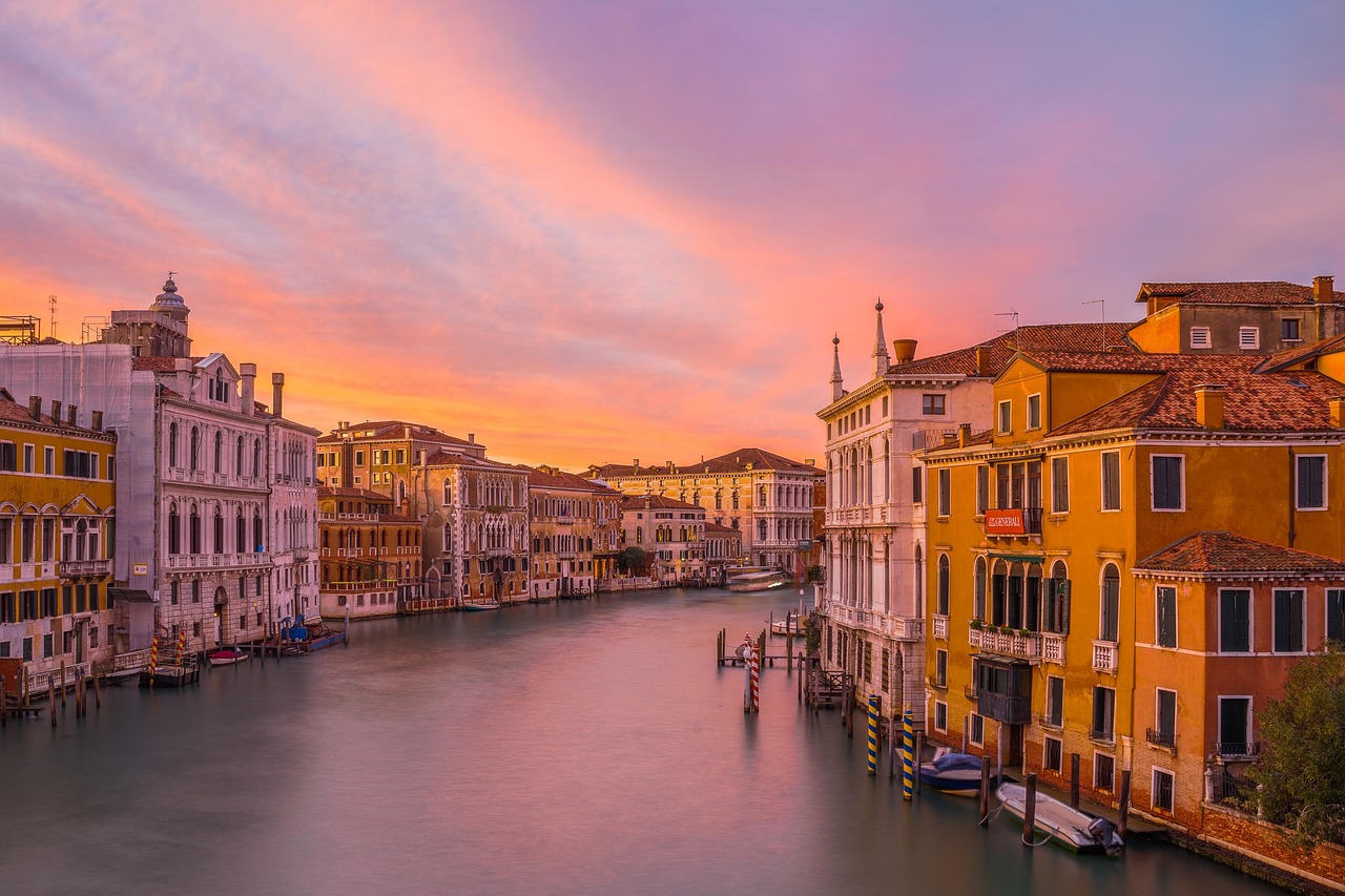 Week-end romantique à Venise : nos adresses secrètes découvrez un week-end romantique à venise, entre balades en gondole, dîners aux chandelles et paysages enchanteurs pour une escapade inoubliable à deux.