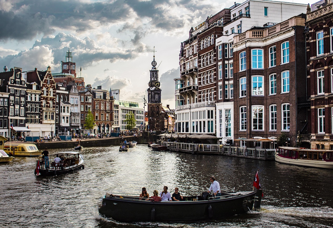découvrez amsterdam, ses canaux pittoresques, ses musées renommés et sa vie culturelle vibrante pour un voyage inoubliable.
