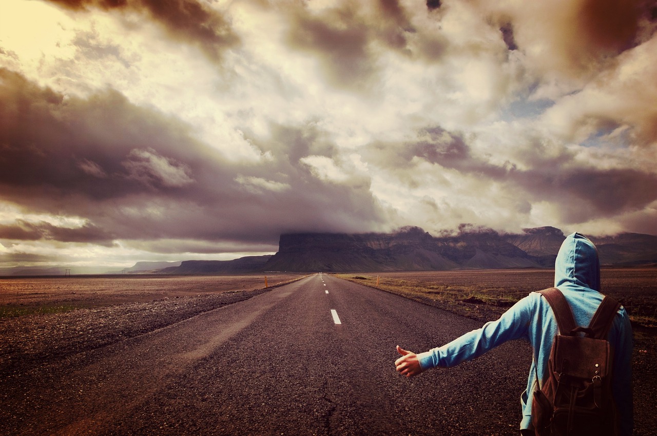 découvrez tout sur l'auto-stop : astuces, conseils de sécurité et récits de voyage pour vivre l'aventure du hitchhiking en toute sérénité.